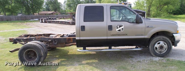 image for item L3135 2002 Ford F350 Super Duty Crew Cab pickup truck cab and chassis