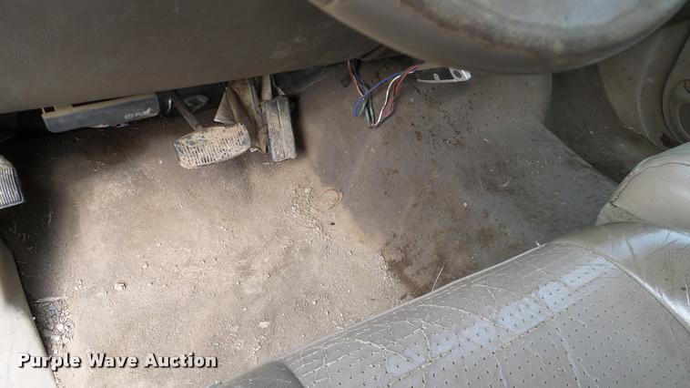 image for item L3135 2002 Ford F350 Super Duty Crew Cab pickup truck cab and chassis