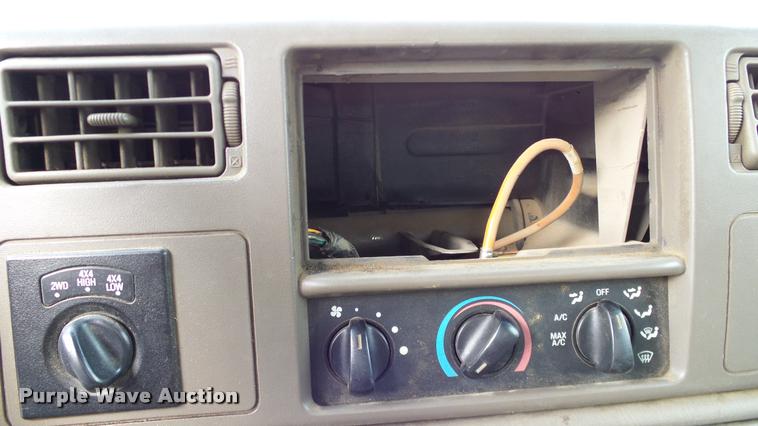 image for item L3135 2002 Ford F350 Super Duty Crew Cab pickup truck cab and chassis