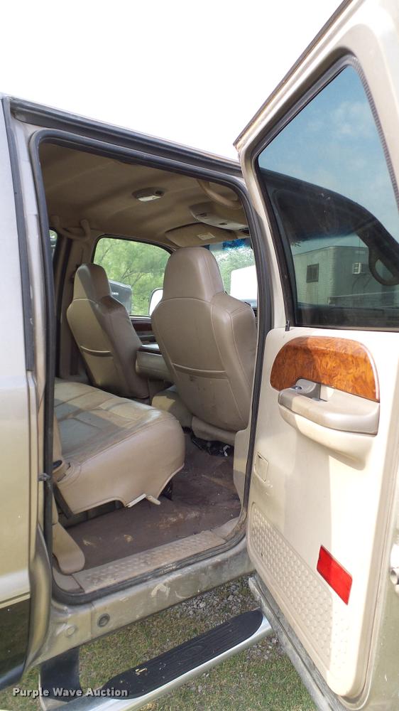 image for item L3135 2002 Ford F350 Super Duty Crew Cab pickup truck cab and chassis