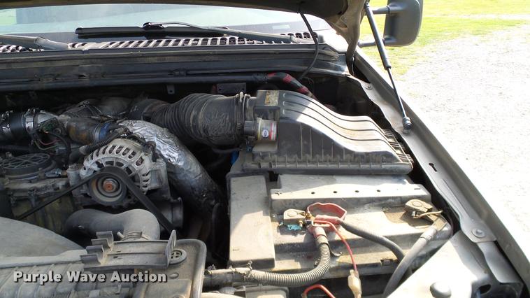 image for item L3135 2002 Ford F350 Super Duty Crew Cab pickup truck cab and chassis