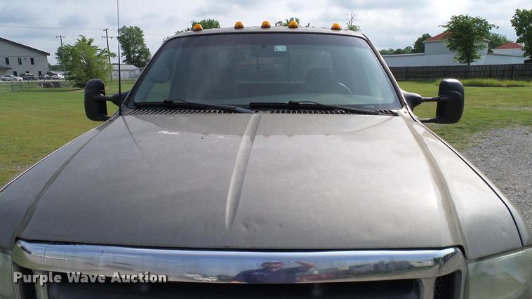 image for item L3135 2002 Ford F350 Super Duty Crew Cab pickup truck cab and chassis