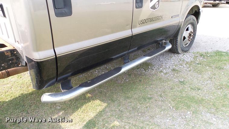 image for item L3135 2002 Ford F350 Super Duty Crew Cab pickup truck cab and chassis