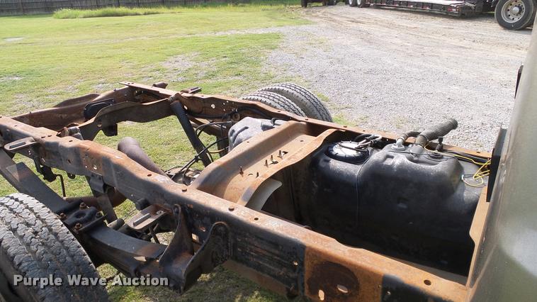 image for item L3135 2002 Ford F350 Super Duty Crew Cab pickup truck cab and chassis