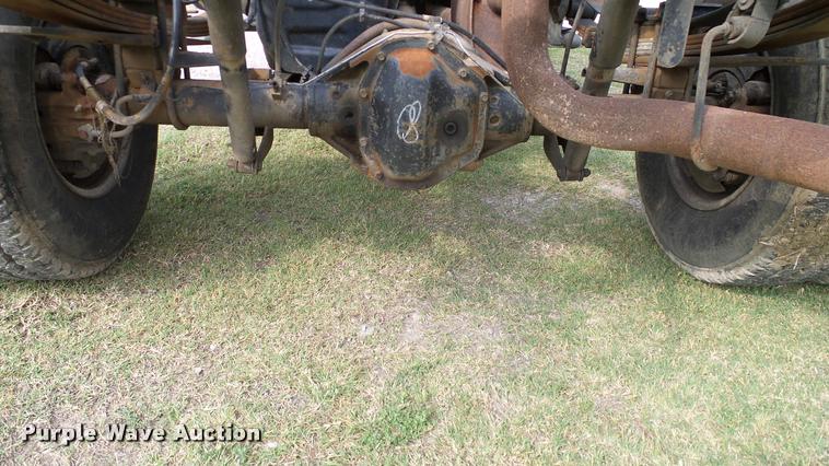 image for item L3135 2002 Ford F350 Super Duty Crew Cab pickup truck cab and chassis