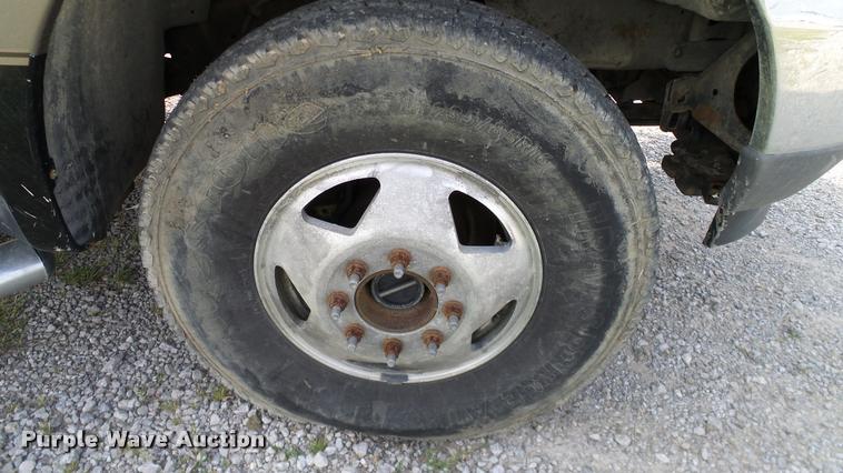 image for item L3135 2002 Ford F350 Super Duty Crew Cab pickup truck cab and chassis