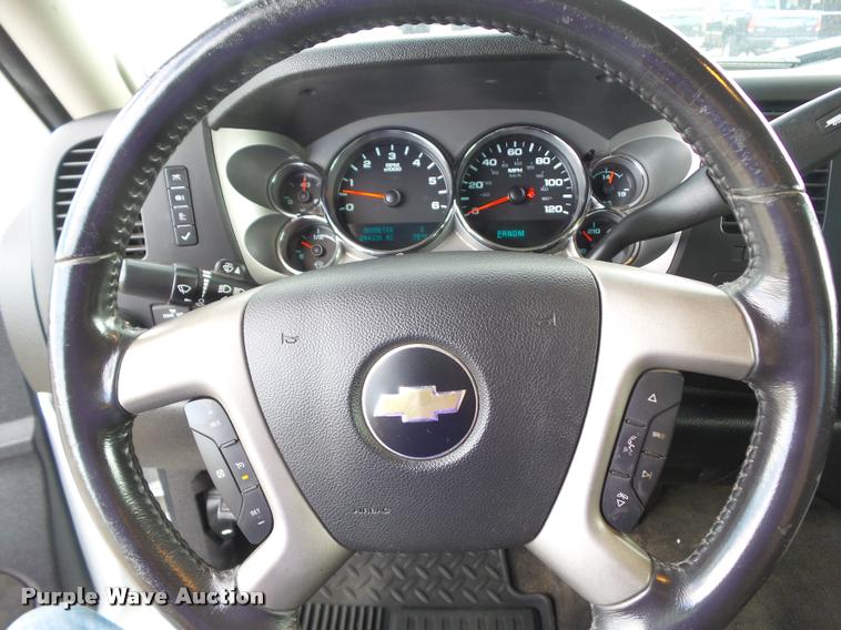 image for item L5608 2011 Chevrolet Silverado 1500 LT Crew Cab pickup truck