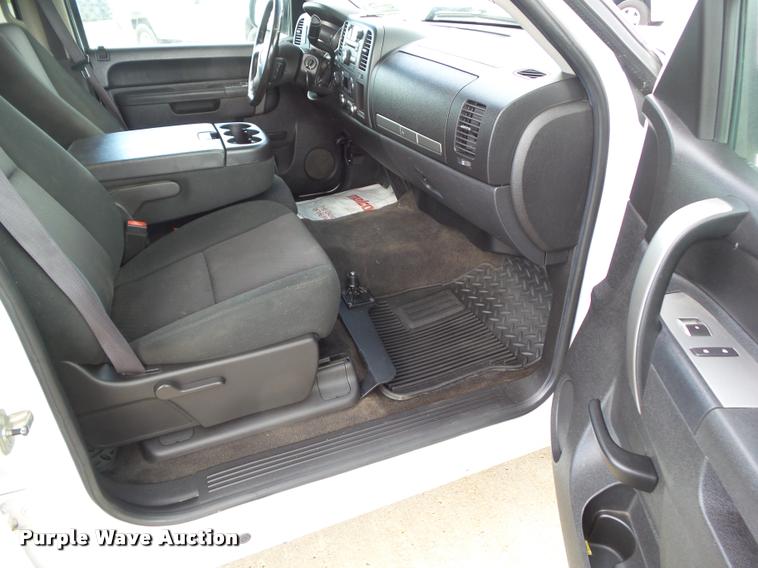 image for item L5608 2011 Chevrolet Silverado 1500 LT Crew Cab pickup truck