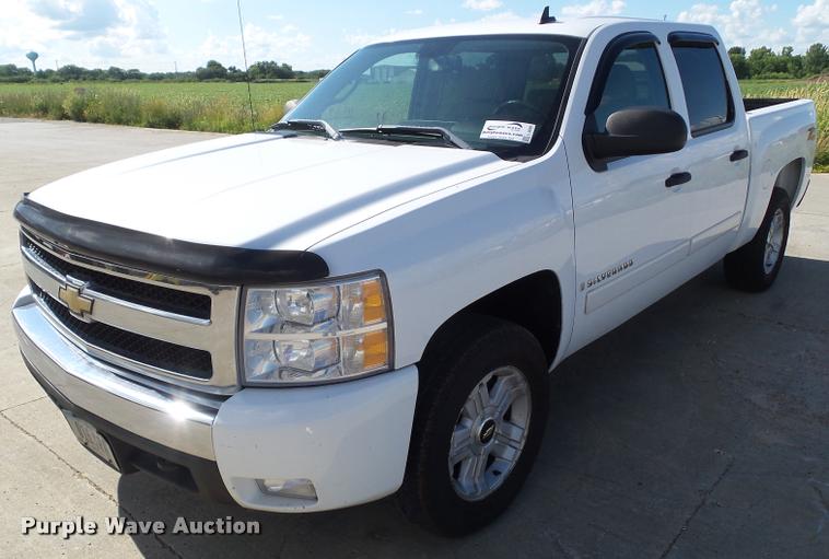 image for item L5609 2008 Chevrolet Silverado 1500 Crew Cab pickup truck