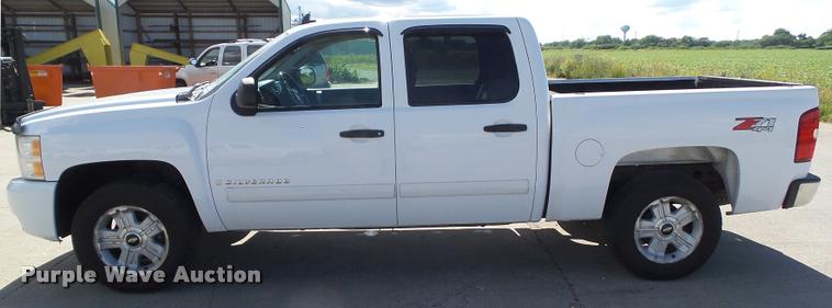 image for item L5609 2008 Chevrolet Silverado 1500 Crew Cab pickup truck