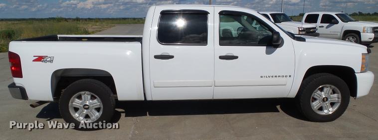 image for item L5609 2008 Chevrolet Silverado 1500 Crew Cab pickup truck