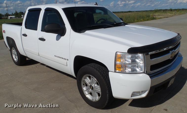 image for item L5609 2008 Chevrolet Silverado 1500 Crew Cab pickup truck