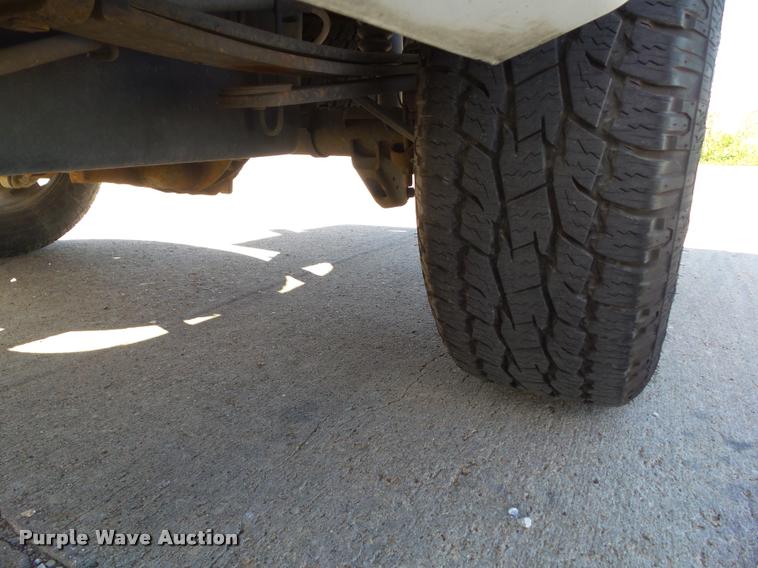 image for item L5609 2008 Chevrolet Silverado 1500 Crew Cab pickup truck