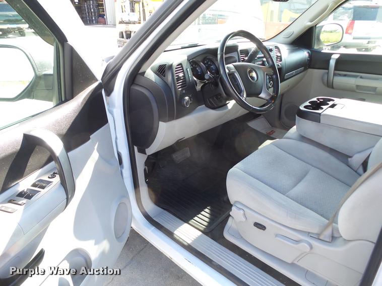 image for item L5609 2008 Chevrolet Silverado 1500 Crew Cab pickup truck