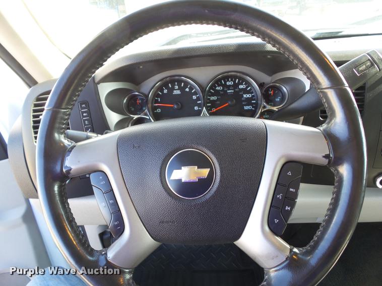 image for item L5609 2008 Chevrolet Silverado 1500 Crew Cab pickup truck