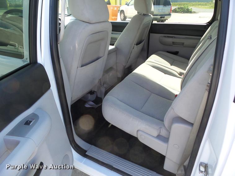 image for item L5609 2008 Chevrolet Silverado 1500 Crew Cab pickup truck