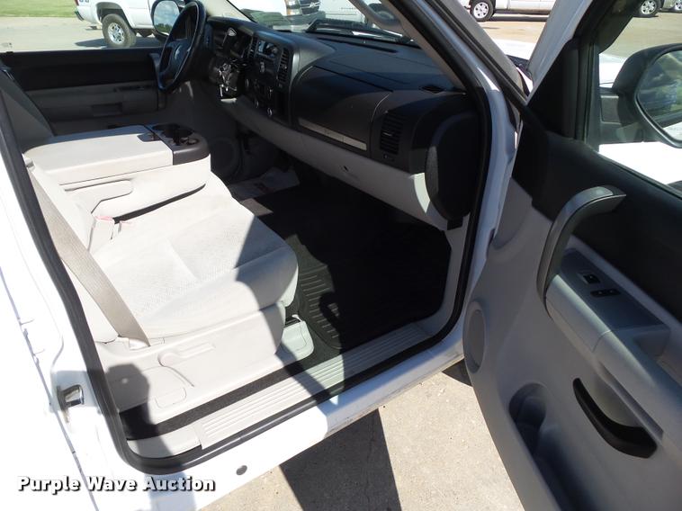 image for item L5609 2008 Chevrolet Silverado 1500 Crew Cab pickup truck