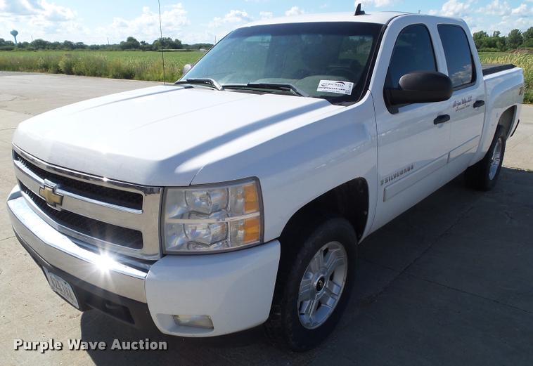 image for item L5610 2008 Chevrolet Silverado 1500 Crew Cab pickup truck