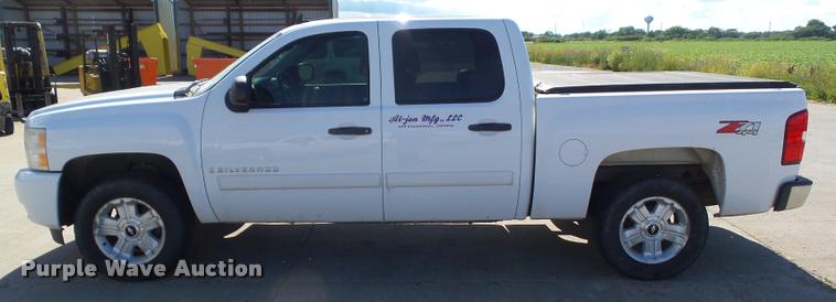 image for item L5610 2008 Chevrolet Silverado 1500 Crew Cab pickup truck