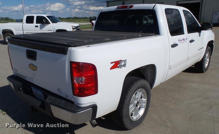 image for item L5610 2008 Chevrolet Silverado 1500 Crew Cab pickup truck