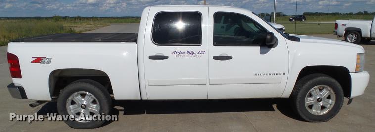 image for item L5610 2008 Chevrolet Silverado 1500 Crew Cab pickup truck