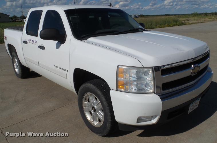 image for item L5610 2008 Chevrolet Silverado 1500 Crew Cab pickup truck