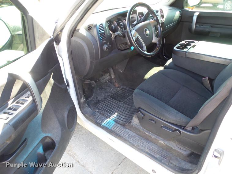 image for item L5610 2008 Chevrolet Silverado 1500 Crew Cab pickup truck