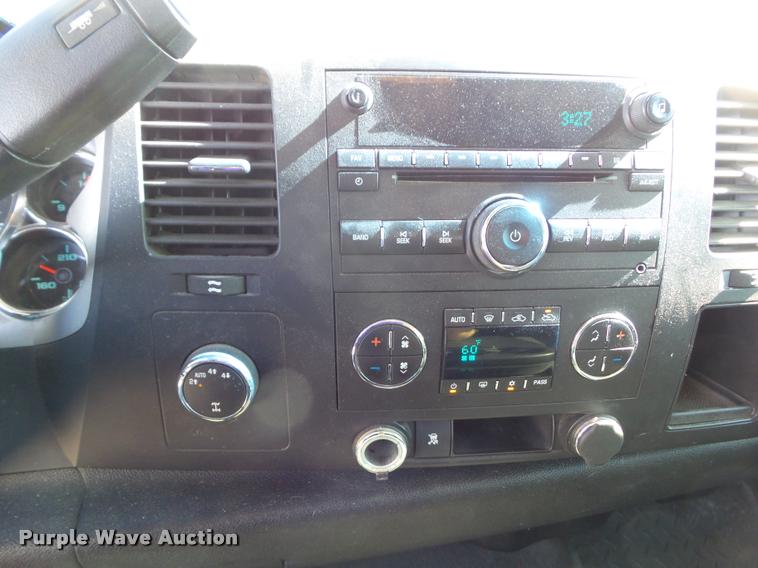 image for item L5610 2008 Chevrolet Silverado 1500 Crew Cab pickup truck