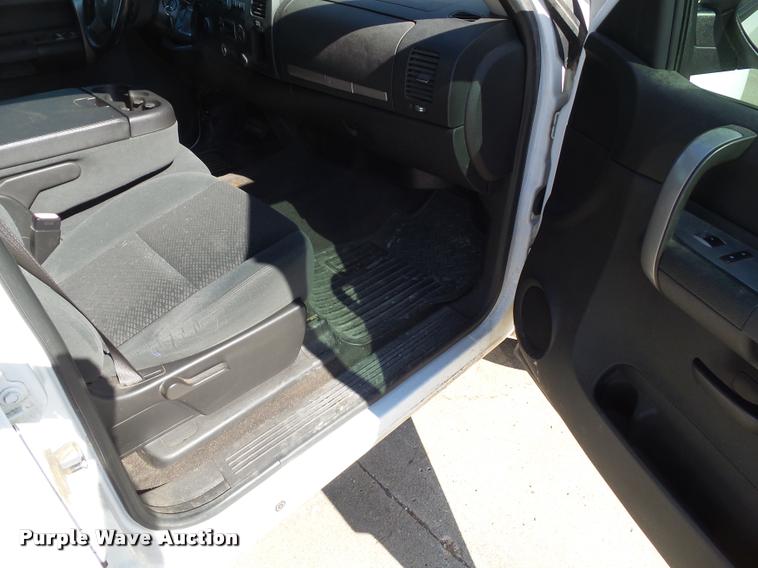 image for item L5610 2008 Chevrolet Silverado 1500 Crew Cab pickup truck