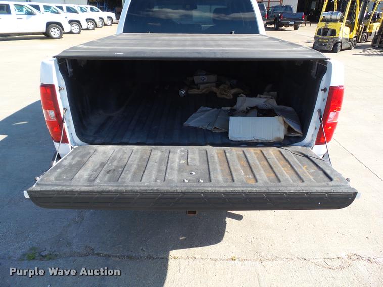image for item L5610 2008 Chevrolet Silverado 1500 Crew Cab pickup truck