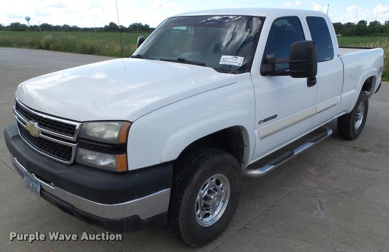 image for item L5611 2007 Chevrolet Silverado Classic 2500HD Ext. Cab pickup truck