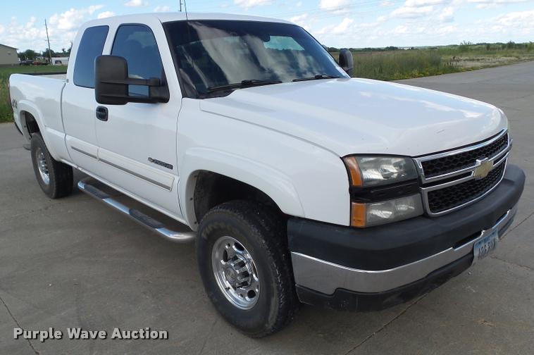 image for item L5611 2007 Chevrolet Silverado Classic 2500HD Ext. Cab pickup truck