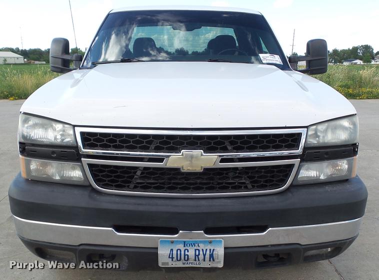 image for item L5611 2007 Chevrolet Silverado Classic 2500HD Ext. Cab pickup truck