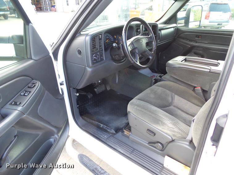 image for item L5611 2007 Chevrolet Silverado Classic 2500HD Ext. Cab pickup truck