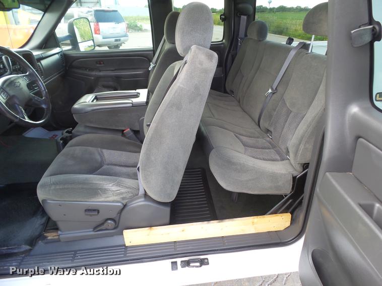 image for item L5611 2007 Chevrolet Silverado Classic 2500HD Ext. Cab pickup truck