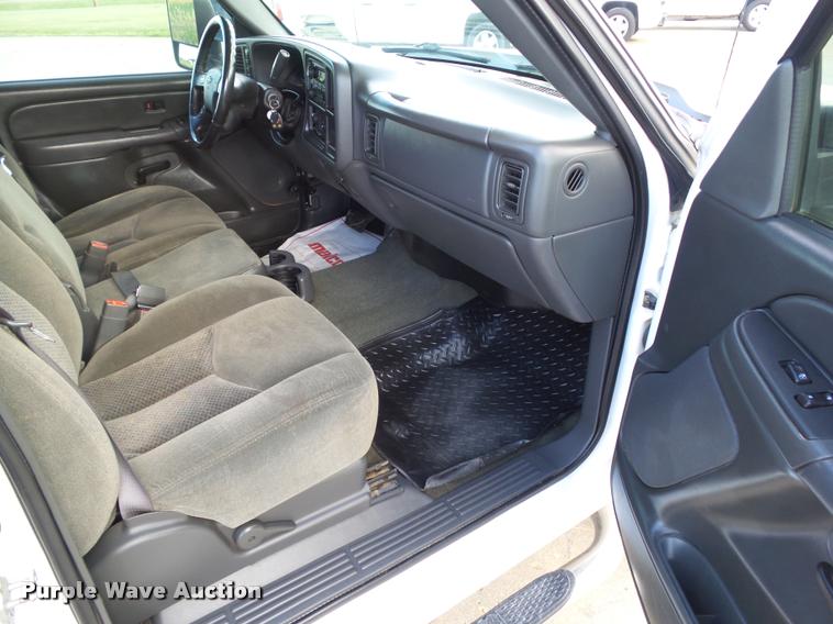 image for item L5611 2007 Chevrolet Silverado Classic 2500HD Ext. Cab pickup truck