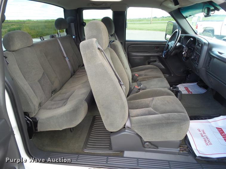 image for item L5611 2007 Chevrolet Silverado Classic 2500HD Ext. Cab pickup truck