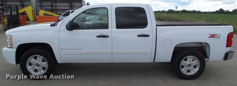 image for item L5612 2008 Chevrolet Silverado 1500 Crew Cab pickup truck