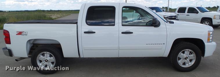 image for item L5612 2008 Chevrolet Silverado 1500 Crew Cab pickup truck