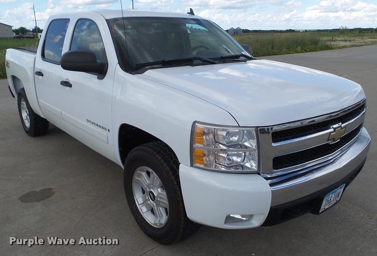 image for item L5612 2008 Chevrolet Silverado 1500 Crew Cab pickup truck
