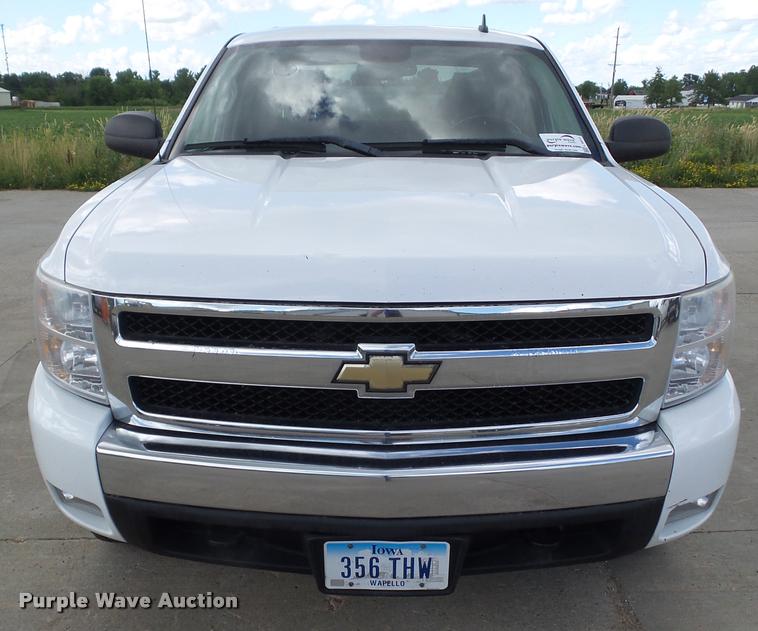 image for item L5612 2008 Chevrolet Silverado 1500 Crew Cab pickup truck