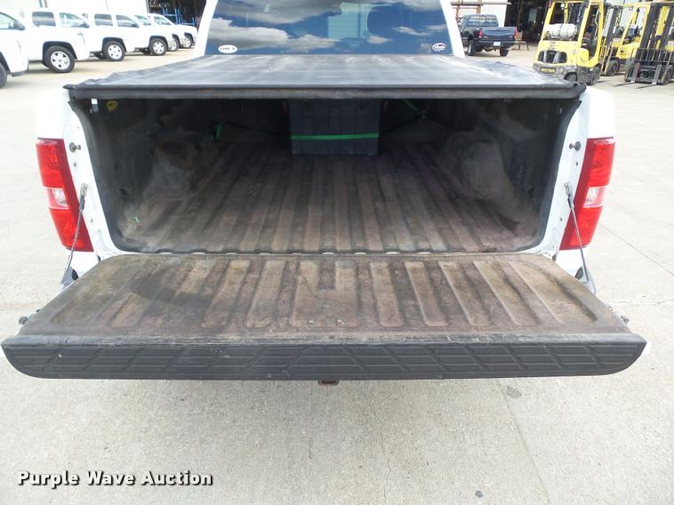 image for item L5612 2008 Chevrolet Silverado 1500 Crew Cab pickup truck