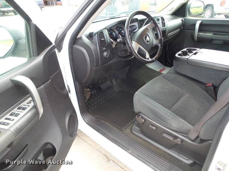 image for item L5612 2008 Chevrolet Silverado 1500 Crew Cab pickup truck