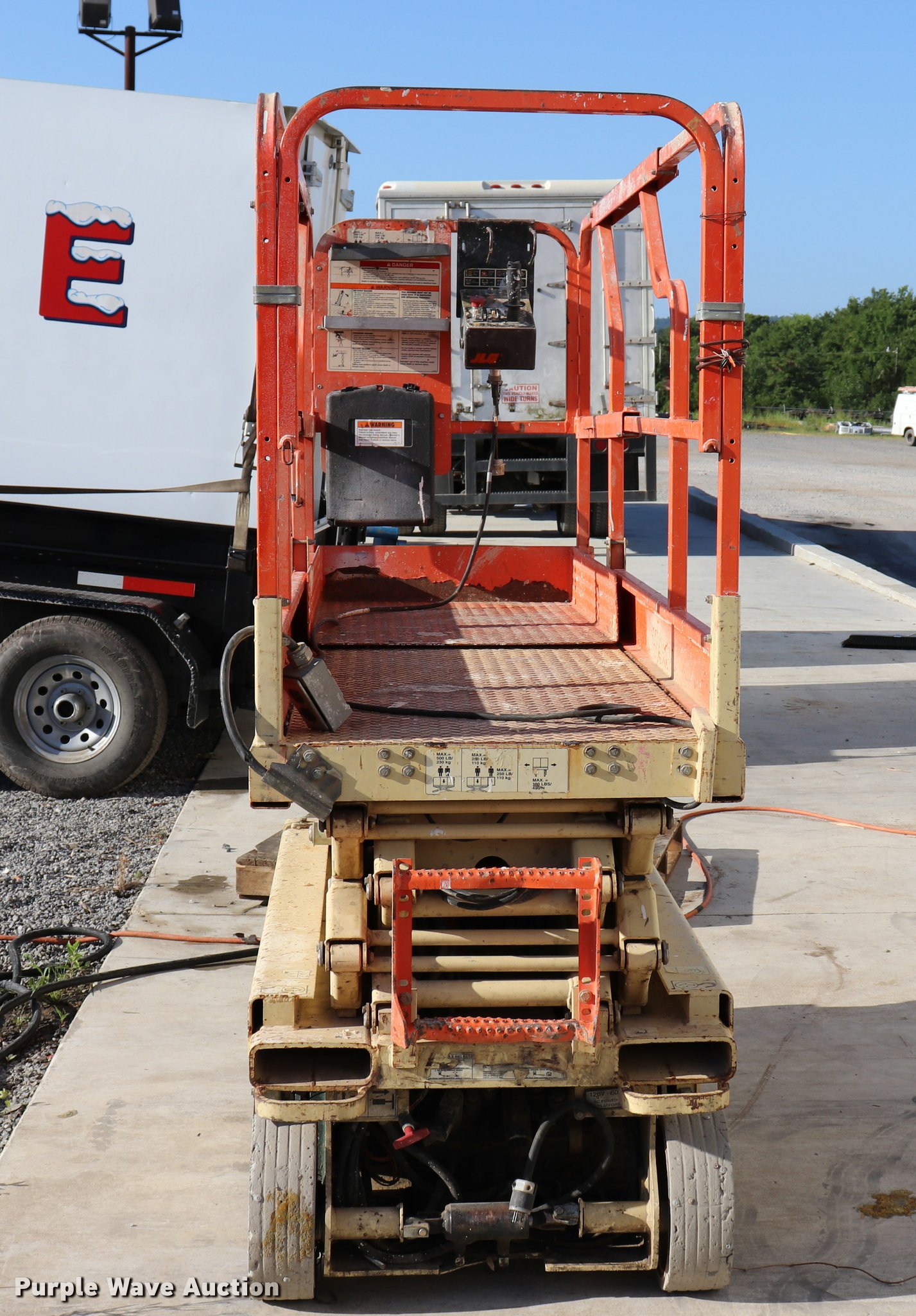 JLG 1932E2 scissor lift in Wilburton, OK Item DK9580 sold Purple Wave