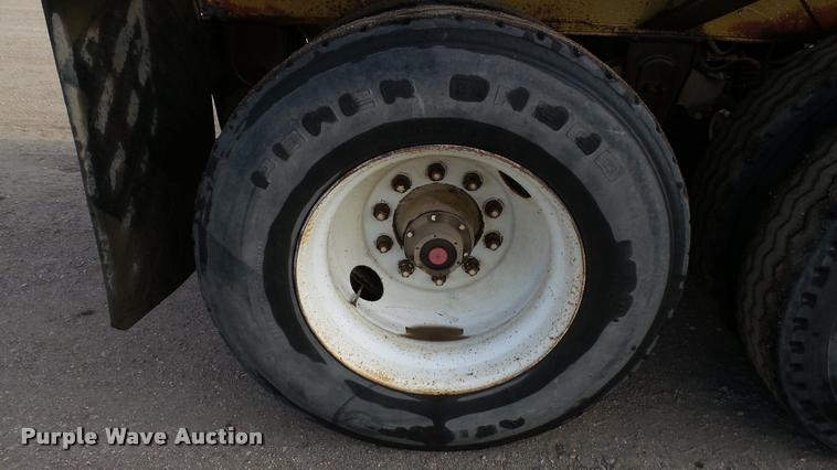 image for item DA1115 1984 Red River bottom dump trailer