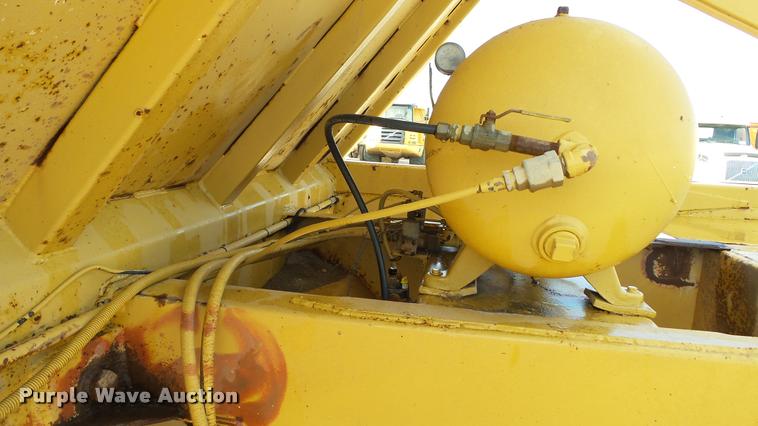 image for item DA1115 1984 Red River bottom dump trailer