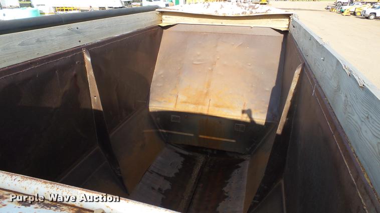 image for item DA1115 1984 Red River bottom dump trailer