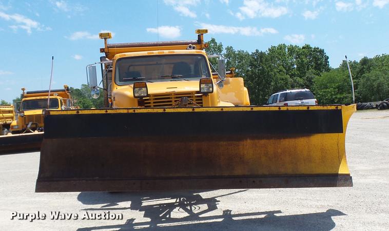 image for item DA3490 2002 International 4900 dump truck