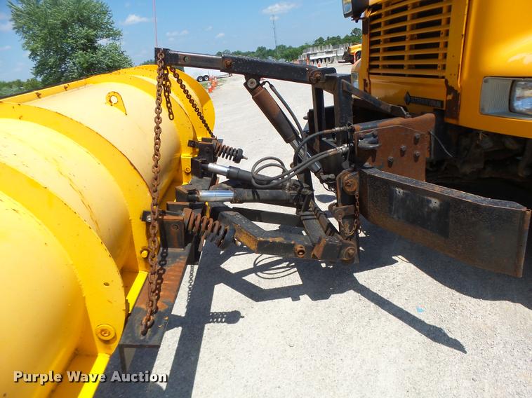 image for item DA3490 2002 International 4900 dump truck