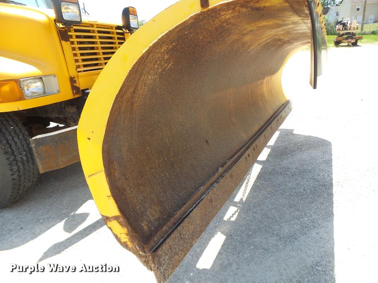 image for item DA3490 2002 International 4900 dump truck